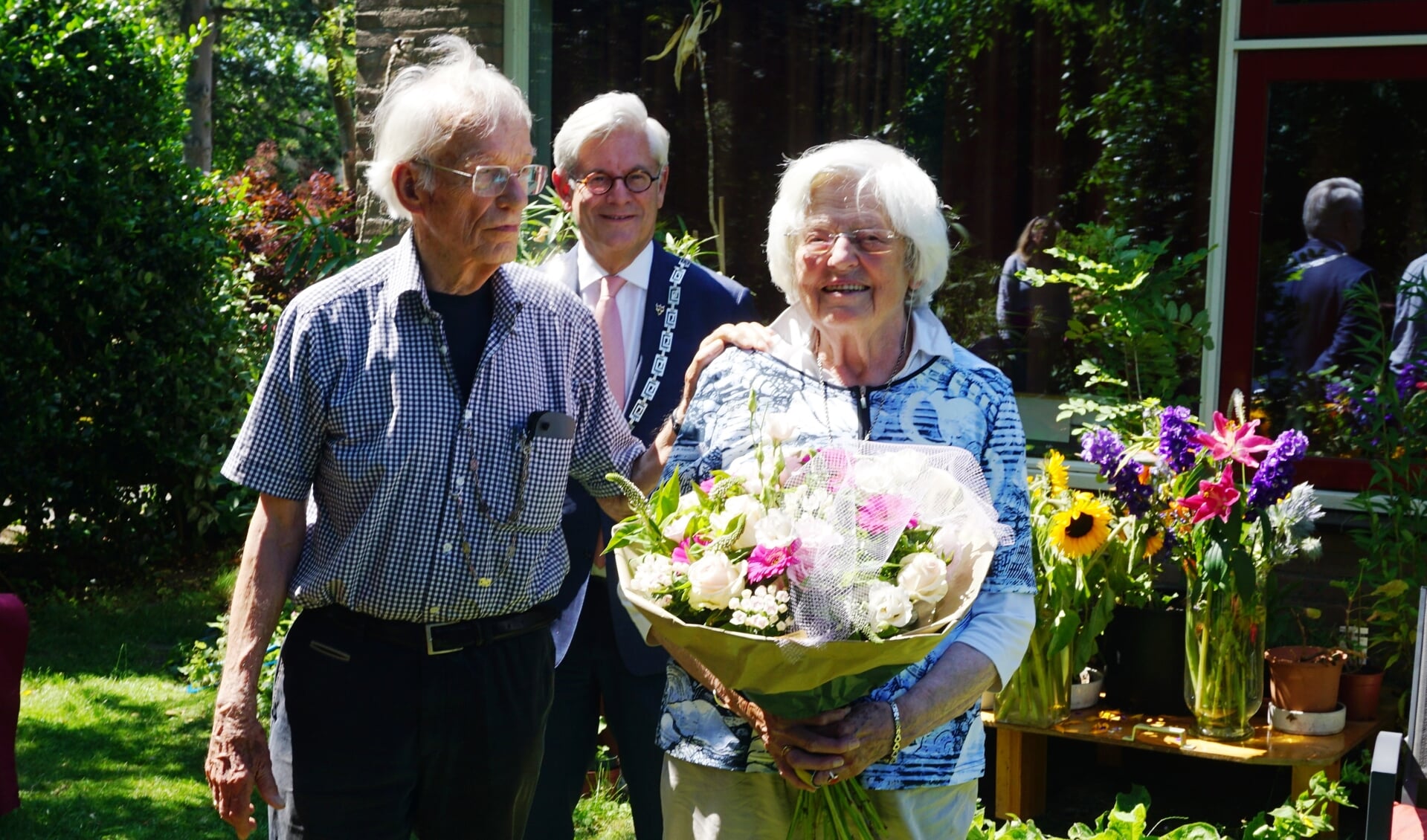 Het echtpaar Nieuwenhuijs was 65 jaar getrouwd. Burgemeester Aptroot kwam feliciteren. Foto: VSK