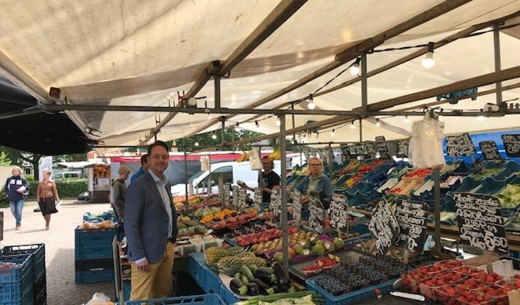 Wethouder Paul de Bruijn ging op bezoek bij de ondernemers van de markt. Foto: gemeente Voorschoten