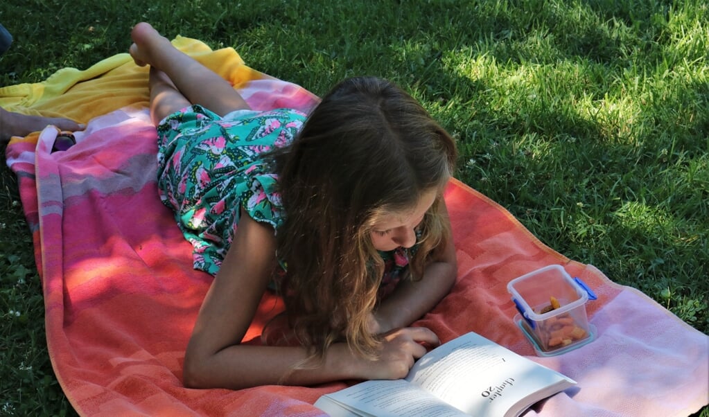 Lekker lang lezen met het zomerleesprogramma van de bibliotheek. Foto: bibliotheek Voorschoten 