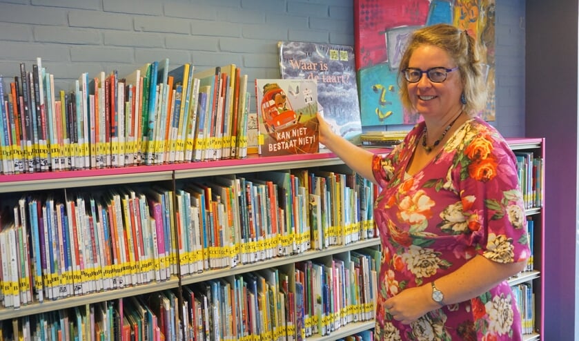 In de bibliotheek is deze zomer heel wat te doen. Zo organiseert Hanneke de Waal onder andere de vakantiestraat. Foto: VSK