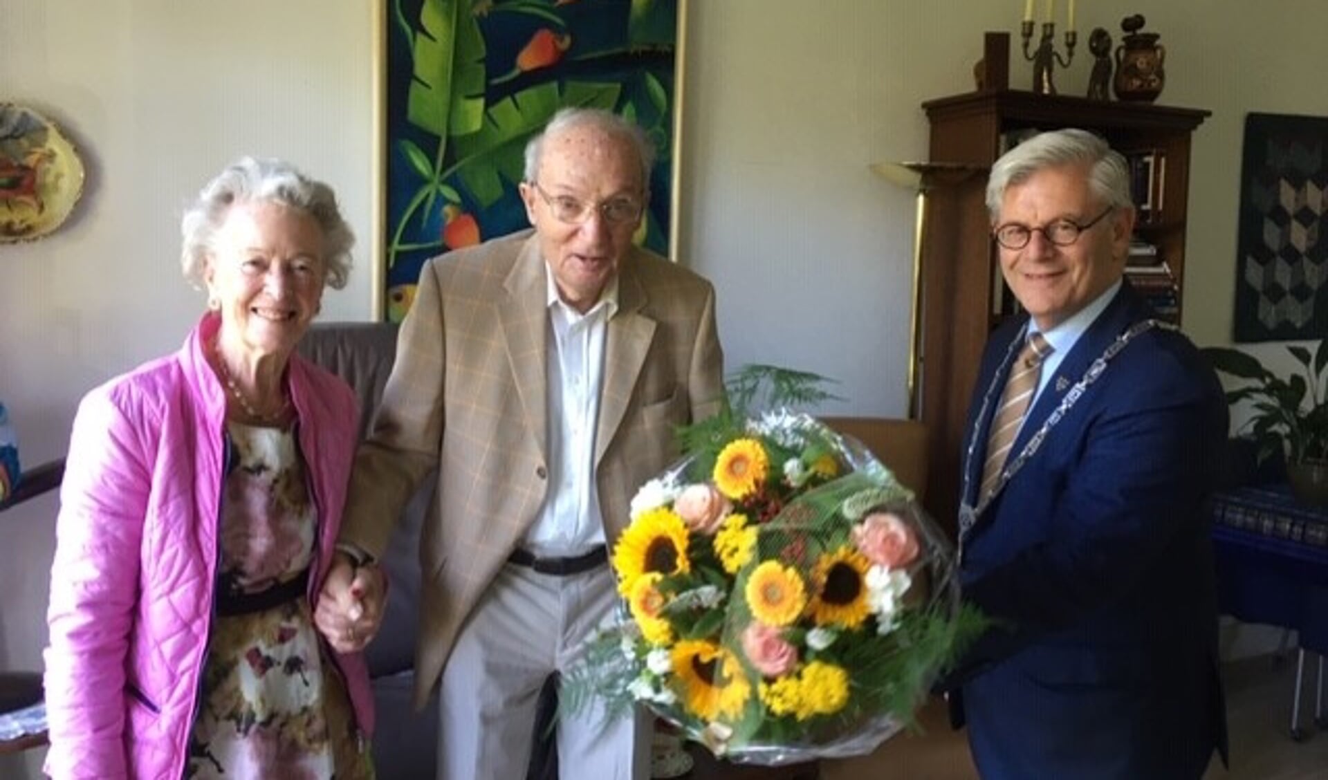 Burgemeester Aptroot kwam het echtpaar Hertogh-Zaat feliciteren met hun diamanten huwelijk. 