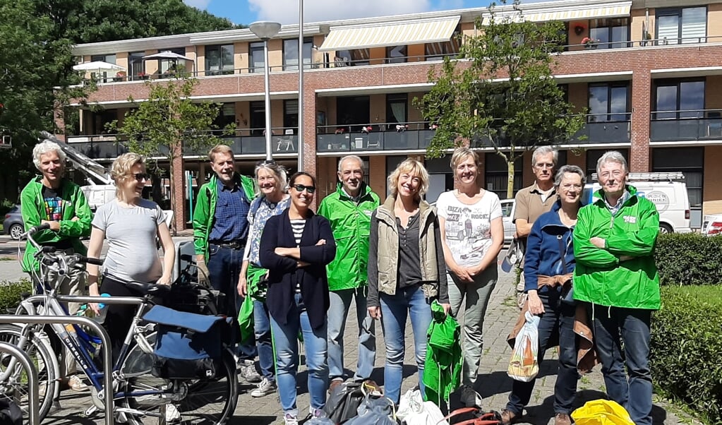 Deelnemers van de ‘Garbage appgroep’ ruimden afgelopen zaterdag Vlietwijk op. Foto's: GroenLinks Voorschoten 