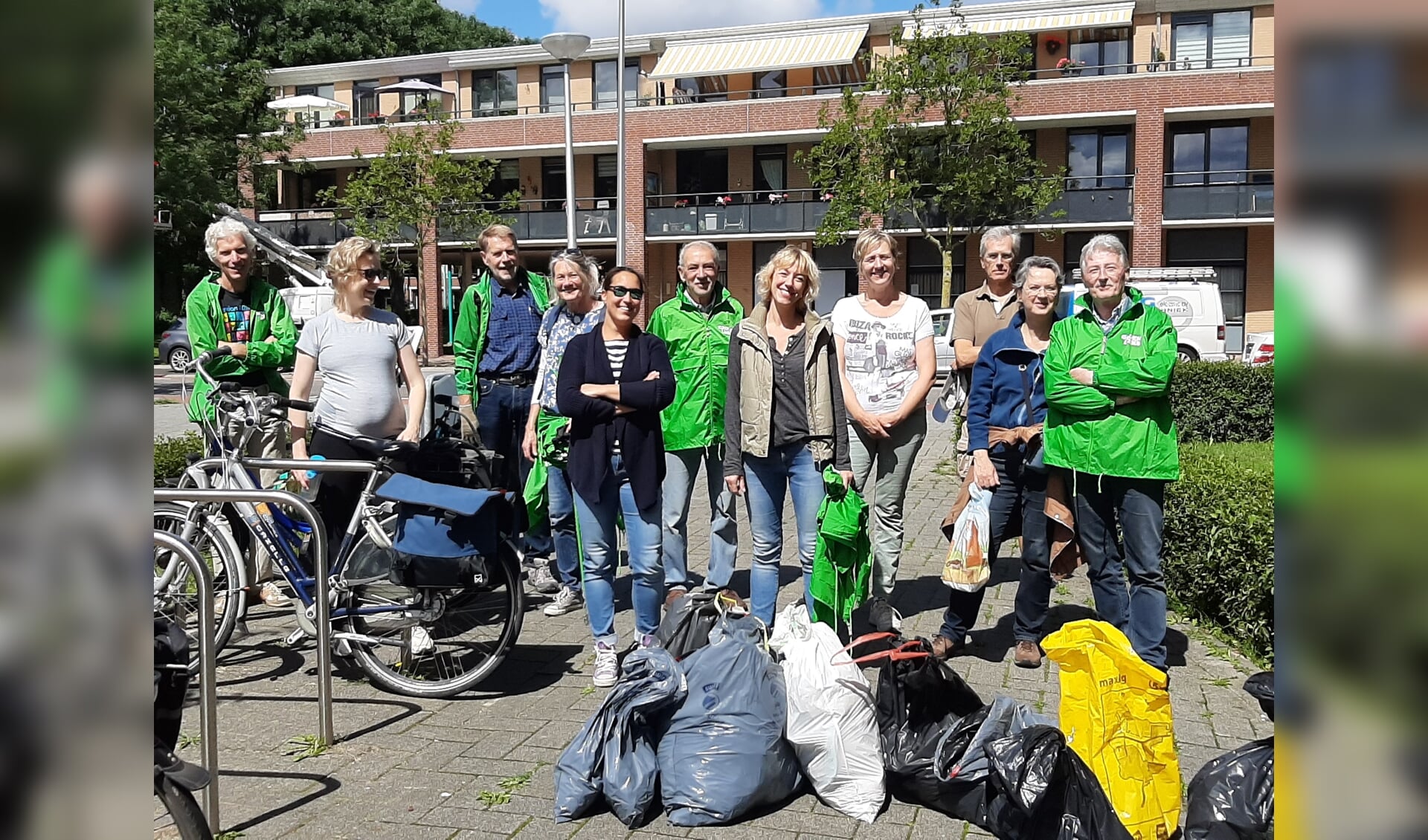 Deelnemers van de ‘Garbage appgroep’ ruimden afgelopen zaterdag Vlietwijk op. Foto's: GroenLinks Voorschoten 