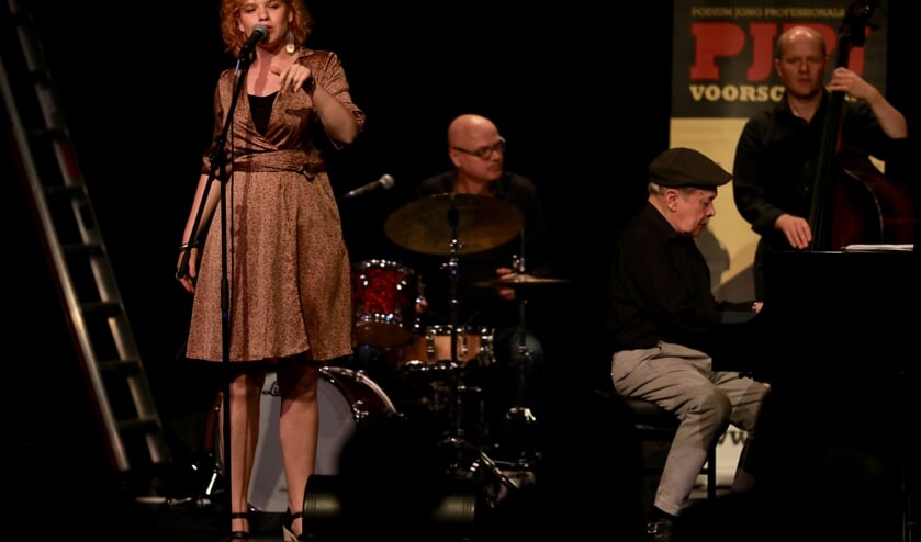 Bezoekers genoten tijdens een besloten jazzconcert van zangers Luca Warmer en Trio Rob Agerbeek met Erik Albjerg en Tjeerd Klapwijk. Foto: PJPJ