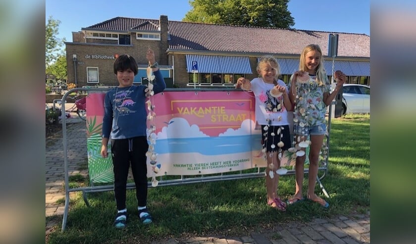 Genieten op de Vakantiestraat. Het kan nog de hele week. Foto's: Bibliotheek Voorschoten