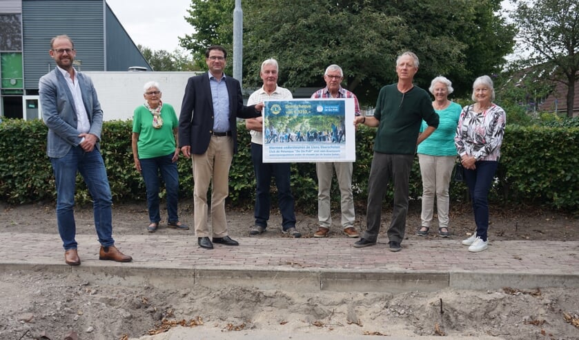 Onder het toeziend oog van (bestuurs)leden van de Petanquevereniging 'De Six Prêt’ overhandigen Arno Roest en Thijs van Tuyll woensdagavond een mooie cheque aan voorzitter Ton van der Peet. Foto's: VSK