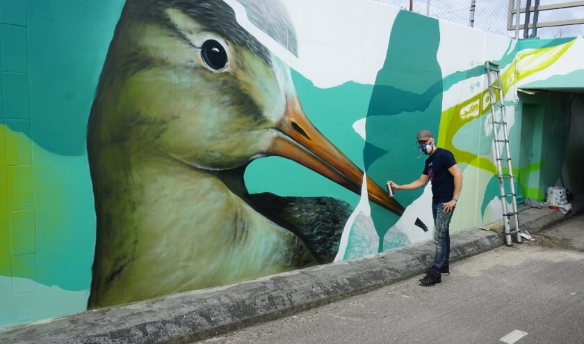 Marcus Debie bij een gigantische grutto. Het is één van de dieren die de Kniptunnel sieren. Foto: VSK