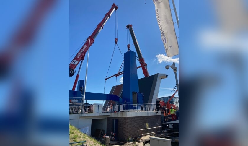 Afgelopen vrijdag werd de nieuwe val van de brug op zijn plek gehesen. Foto: gemeente Leiden