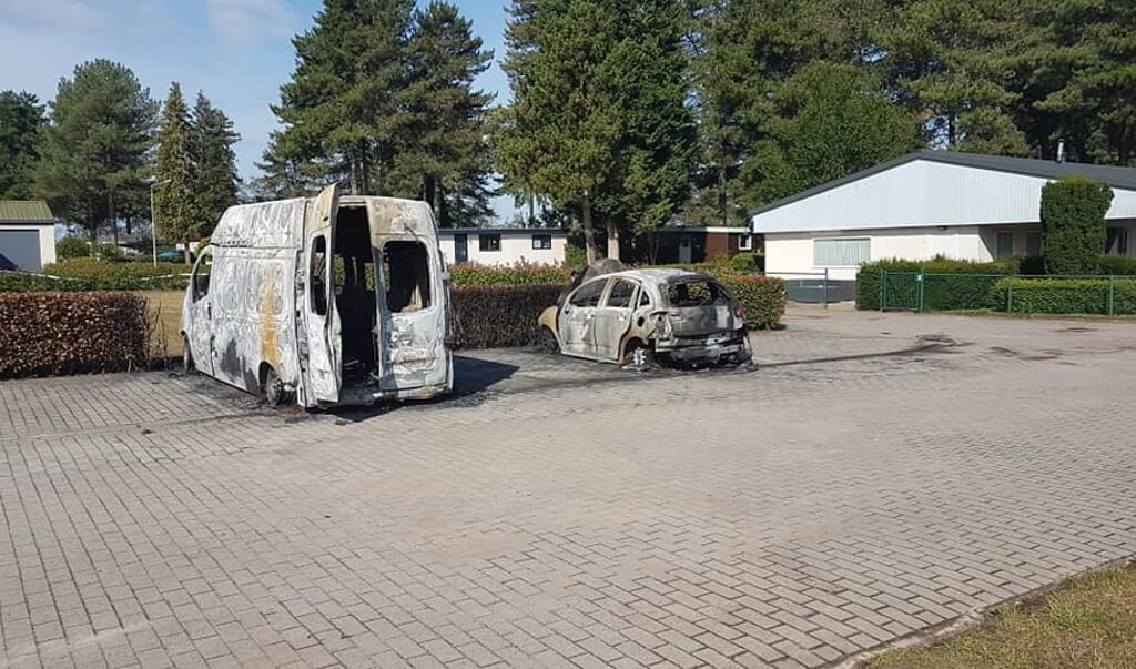 Naast de bus van Ed Citroen brandde ook een personenwagen uit. Foto: Ed Citroen Facebook
