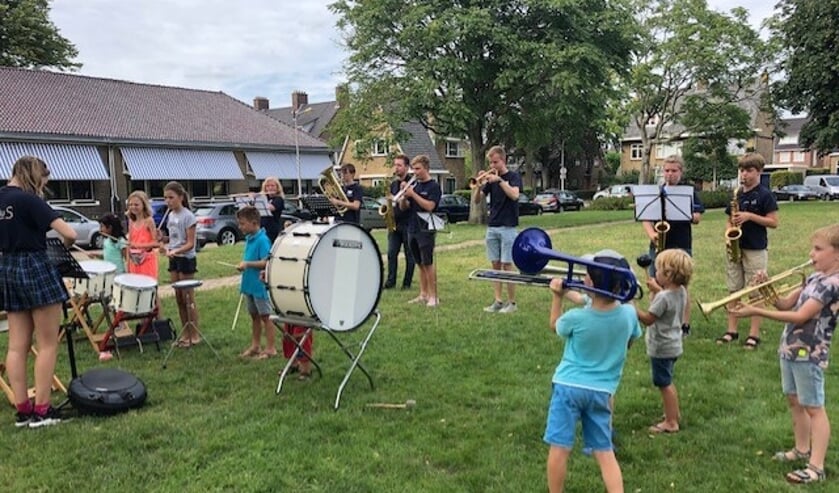 Zelf op een trompet, trombone of saxofoon spelen. De kinderen van de Vakantiestraat deden het en genoten. Foto's: Bibliotheek Voorschoten