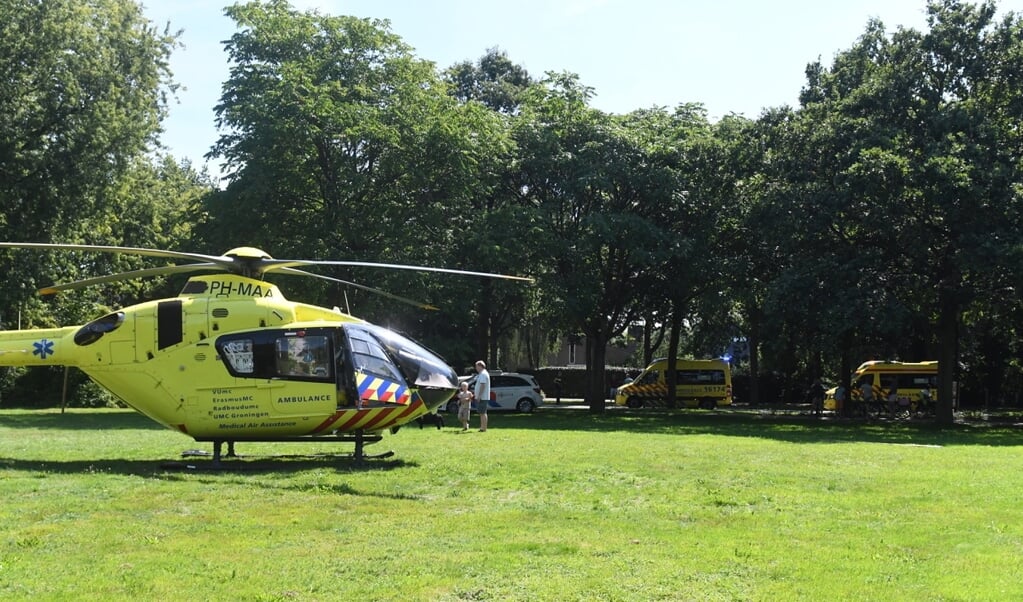 Een traumahelikopter landde vanmiddag aan de Van Beethovenlaan voor een spoedgeval. Foto: Sleutelstad.nl