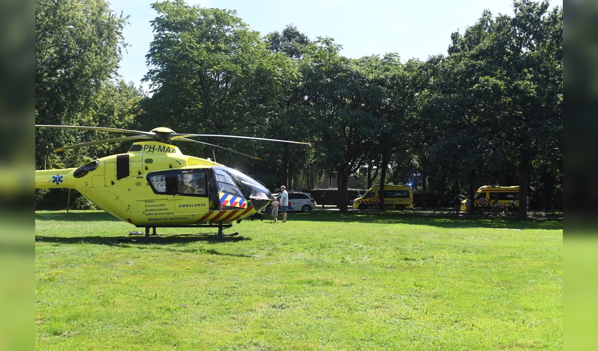 Een traumahelikopter landde vanmiddag aan de Van Beethovenlaan voor een spoedgeval. Foto: Sleutelstad.nl