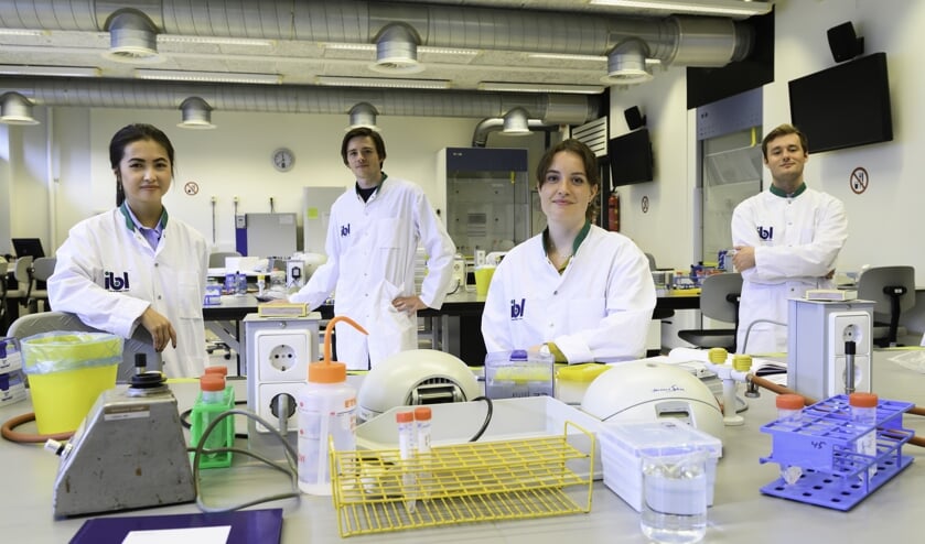 <p>Amber Schonk (in het midden) met drie van haar medestudenten van het team dat de testmethode Rapidemic heeft ontwikkeld. </p>