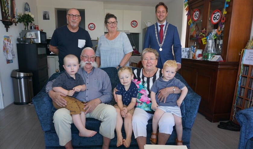 Het echtpaar Elijzen, dochter en schoonzoon en de drie musketiers. Loco-burgemeester De Bruijn kwam feliciteren. Foto: VSK
