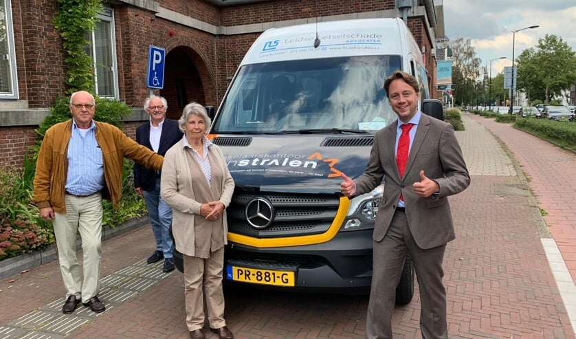 De Cirkelbus bestaat 30 jaar en wordt gefeliciteerd door wethouder De Bruijn (r). Foto: Gemeente Voorschoten