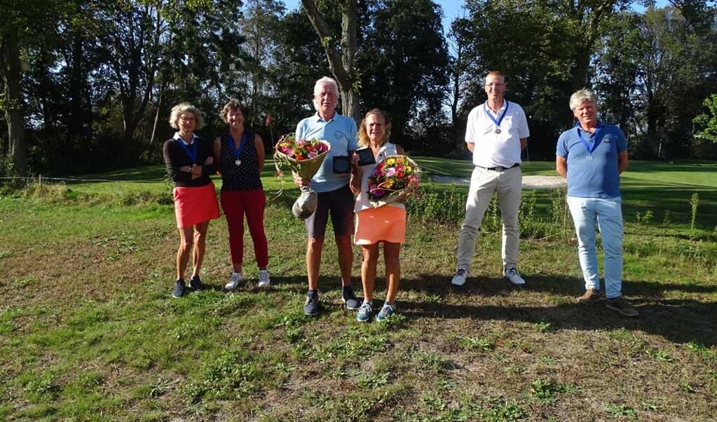 In het midden Hans en Carmen Dijksterhuis. Voor het eerst in de geschiedenis van de VGC werd een echtpaar allebei kampioen.  