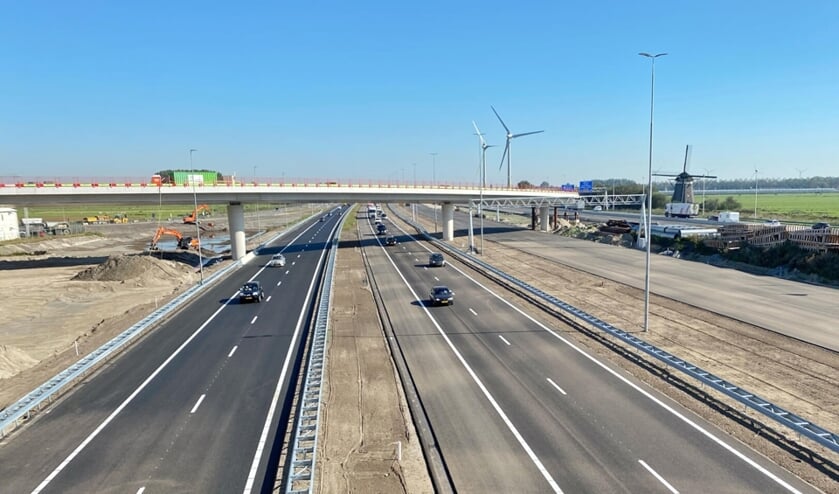 <p>Links de twee rijstroken parallelbaan, daarnaast de twee rijstroken hoofdrijbaan (richting Den Haag). </p>