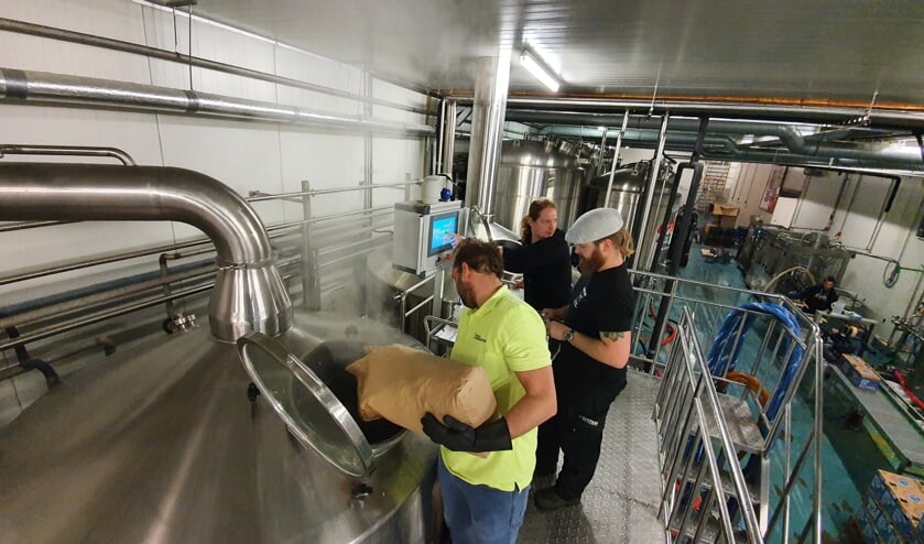 <p>Sander Rooijakkers (met gele shirt) in actie voor het speciale ALS-bier. 'een uniek bier met een mooie balans tussen bitter en zoet'. Foto: PR </p>