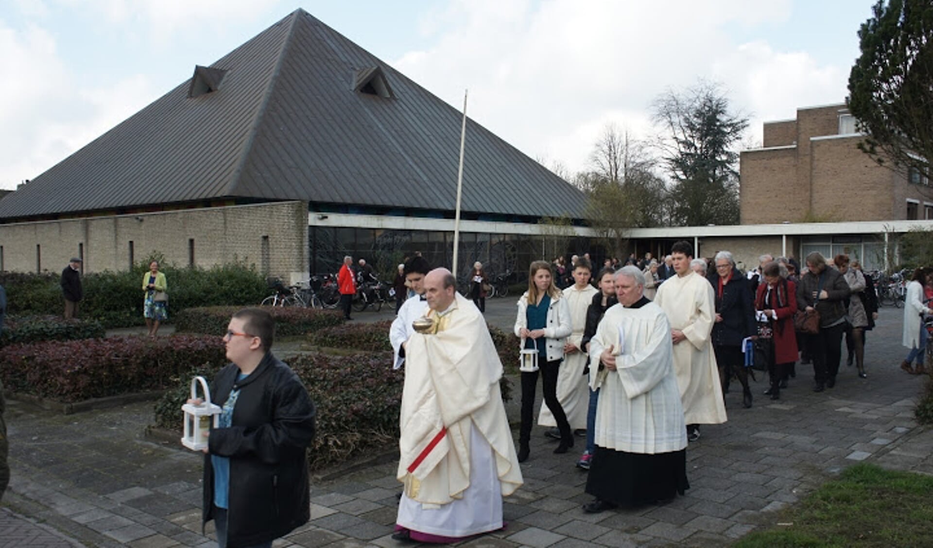 In 2016 is de Moeder Godskerk aan de Schimmelpenninck van der Oyelaan officieel aan de eredienst onttrokken. Het gebouw is nu verkocht aan Niersman. 