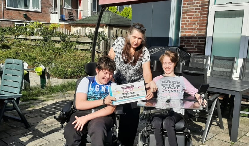 <p>De tweeling Melvin en Thanisha kunnen dankzij het Vriendenfonds op vakantie. Foto: Vriendenloterij/vriendenfonds</p>