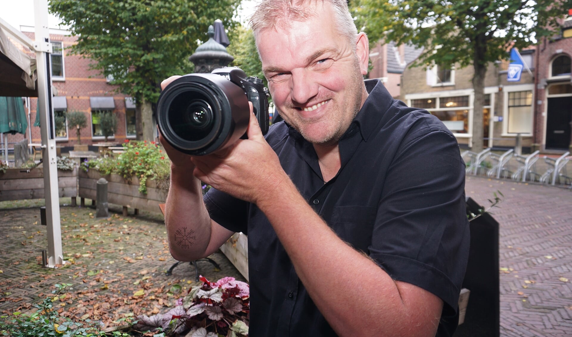 André Potters-Kemp is De Vertelfotograaf. Hij zoekt nog deelnemers aan zijn project #mytattoo. Foto: VSK 