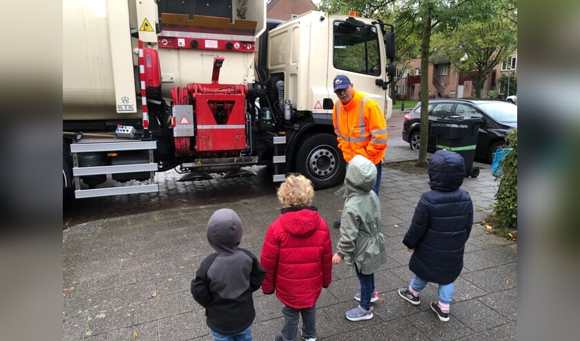 <p>Wel eens achter het stuur van een vuilniswagen gezeten? De peuters van de Hooiberg mochten dat tijdens de Kinderboekenweek. Het thema was namelijk 'beroepen'. Foto: PR</p>