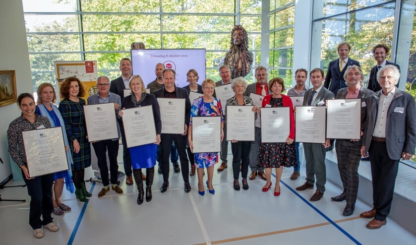 <p>Wethouder Cramwinckel (vierde van links) kreeg het certificaat tijdens de Limesdag uitgereikt. </p>