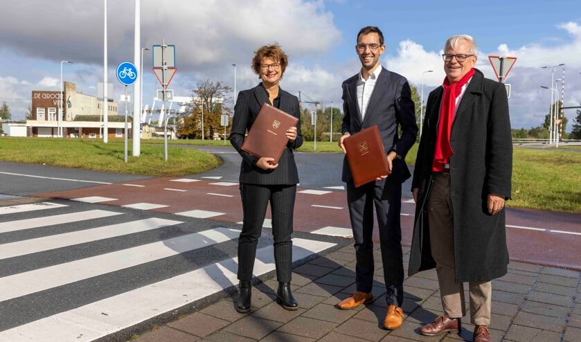 <p>Vlnr Wethouder Erika Spil van Voorschoten, Ashley North, wethouder Leiden en wethouder Marcel Cramwinckel van Voorschoten bij het Kruispunt De Groote Vink</p>