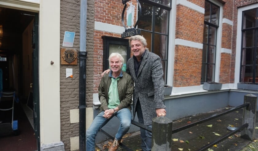 <p>Boris Bayer (l), met zijn rechterhand Richard van Goor, voor het A&B-huis waar hij eind december eigenaar van zal zijn. Foto: Vsk</p>