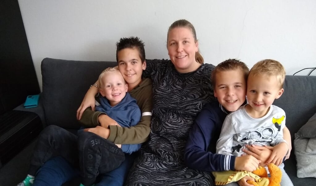 Simone van Cingel met haar zonen en twee neefjes die tevens haar gastkinderen zijn. Zij helpen mee de dozen prachtig te versieren!