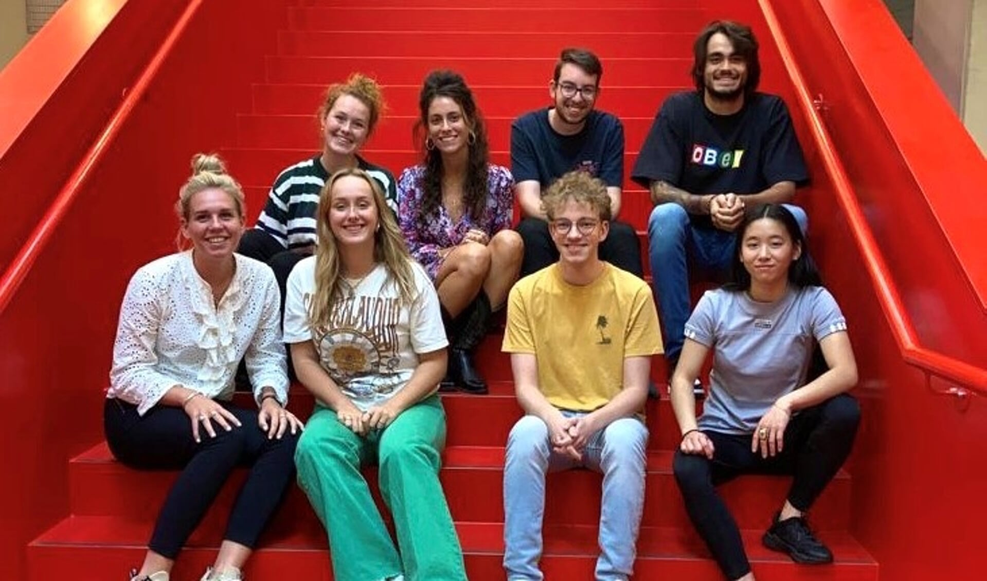 Acht studenten van de Hogeschool Leiden, waaronder de Voorschotense Galatia Mari (midden achter) organiseren een (online) evenement 