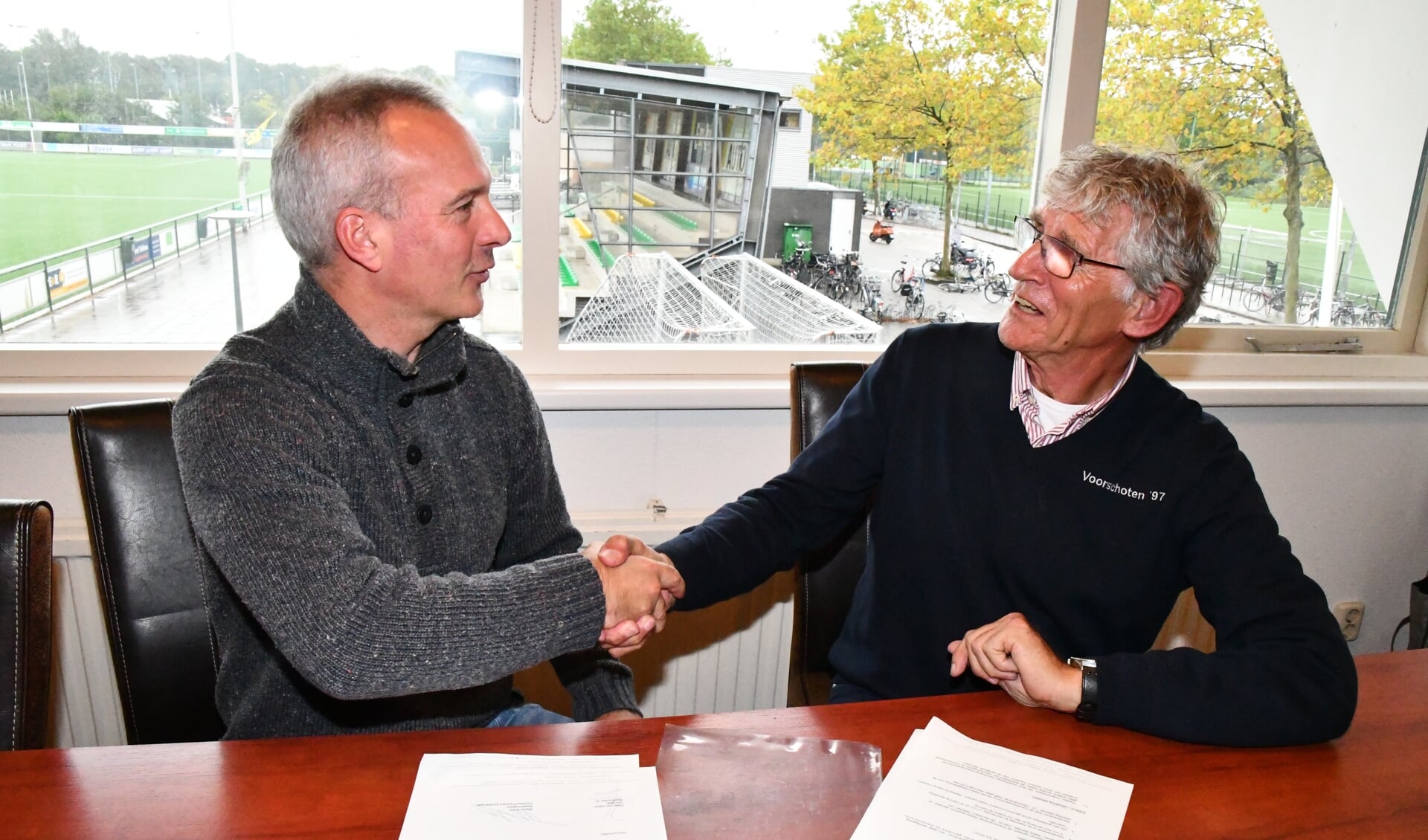 Martijn Anker van Paulides + Partners (links) en Pieter van Dijken na het tekenen van de overeenkomst. 