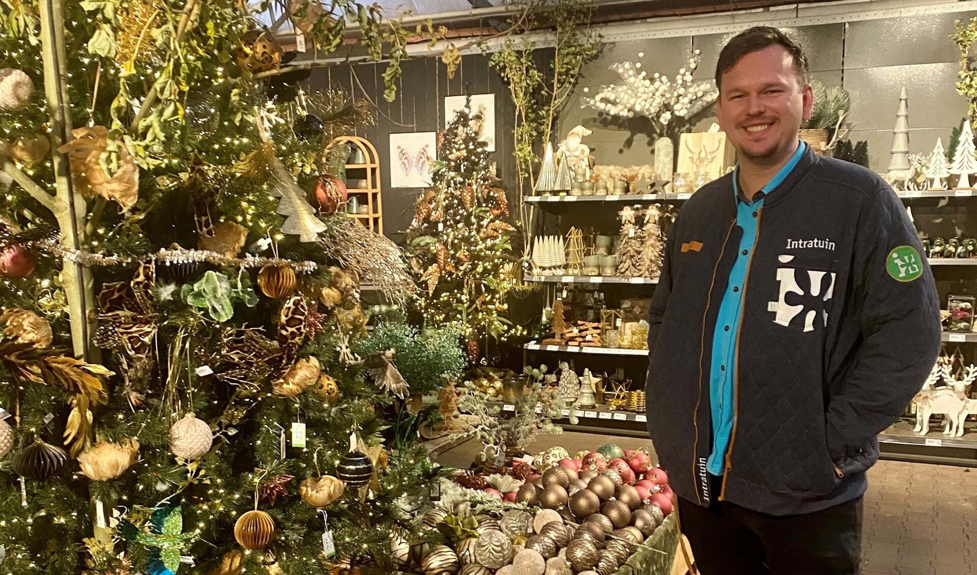 Bedrijfsleider Ramon van Rooijen van Intratuin is trots op de Kerstmarkt in de winkel. 