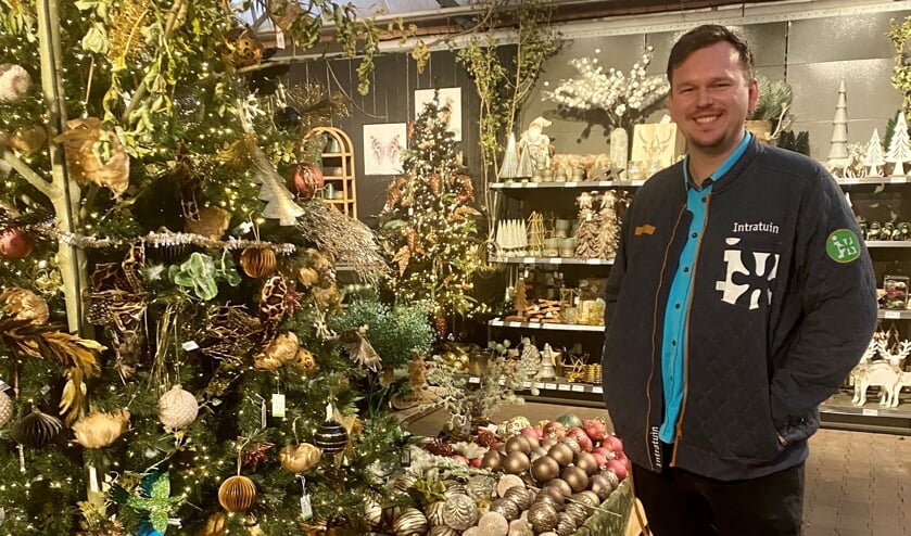 <p>Bedrijfsleider Ramon van Rooijen van Intratuin is trots op de Kerstmarkt in de winkel. </p>