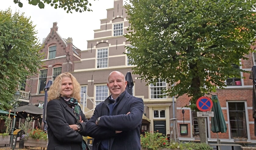 <p>Marleen Persoon (l) van Voorschoten Lokaal Sterk en René Zoetemelk van het CDA. </p>