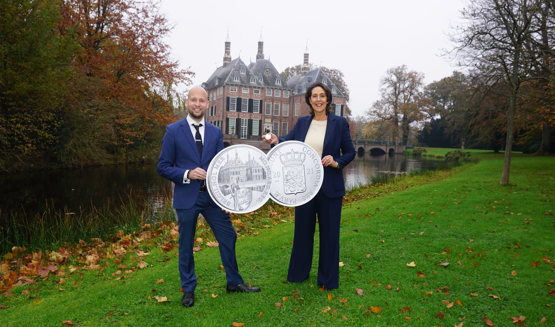 Bert van Ravenswaaij van de Koninklijke Nederlandse Munt overhandigde vandaag de zilveren dukaat aan Antoinette van Dorssen van Kasteel Duivenvoorde. 