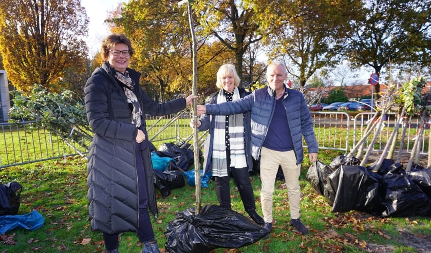 <p>Wethouder Duurzaamheid Erika Spil reikt de eerste boom uit aan Reny en Reinart van Staalduine. Foto: VSK</p>