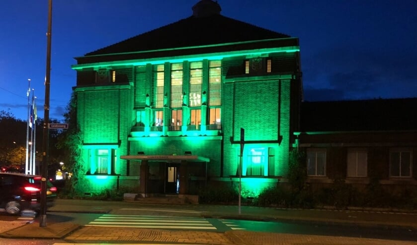 <p>Het gemeentehuis is sinds gisteren groen verlicht. Daarmee vraagt de gemeente aandacht voor het tekort aan pleeggezinnen</p>