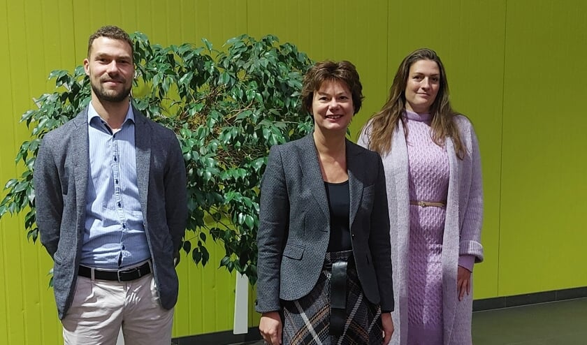 <p>Vlnr Koen Kobes van KlimaatRoute, wethouder Duurzaamheid Erika Spil en bestuurslid van de BIZ Vereniging Dobbewijk Patricia Owen-Hamers. <br>Foto: Raïssa Koppenol</p>