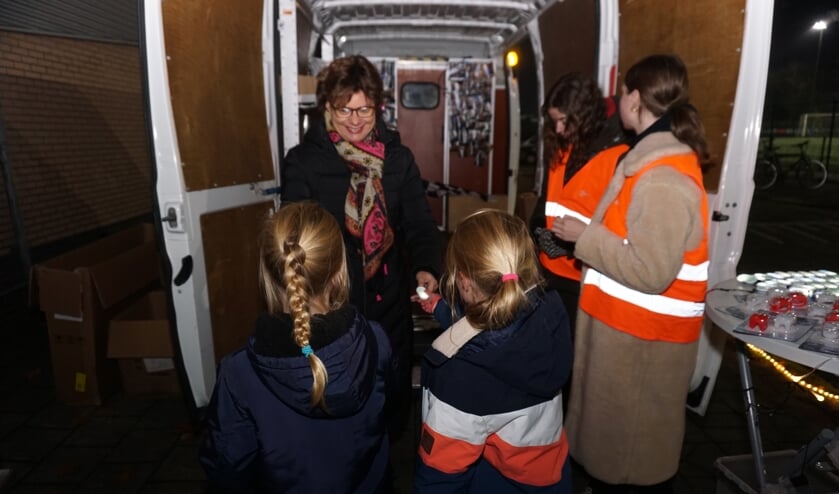<p>Wethouder Erika Spil kwam persoonlijk fietslampjes uitdelen bij de ValOpShop</p>