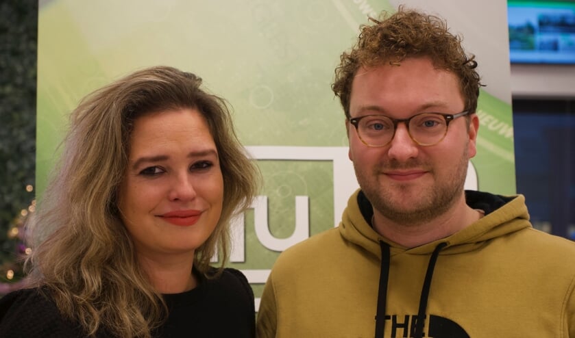 <p>Presentatoren Mara Beukenkamp en Ties van Kesteren. Foto: Rudeboy Media B.V.</p>