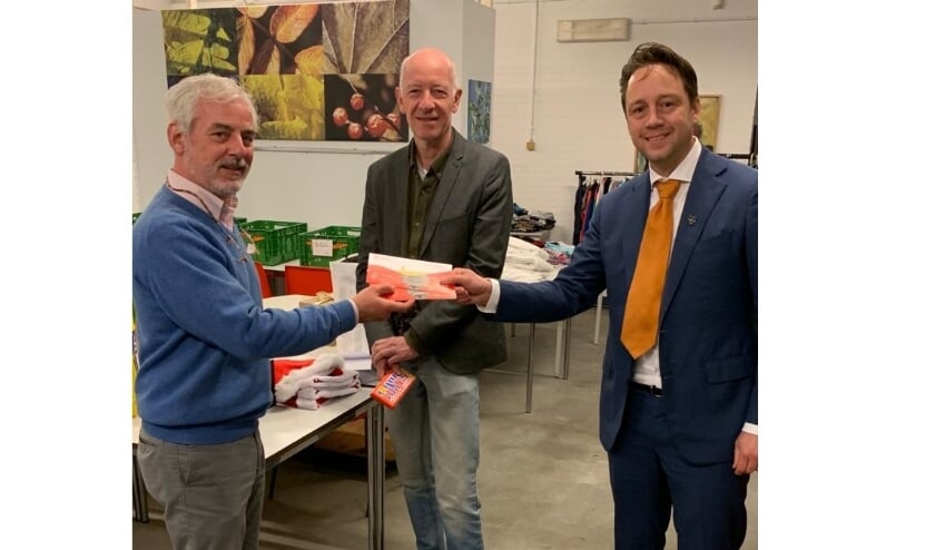 <p>GroenLinks raadslid Paul &#39;t Lam (midden) reikt samen met wethouder Paul de Bruijn (r) de waardebonnen uit aan Floris van Gulick, voorzitter van de Voedselbank&nbsp;</p>  