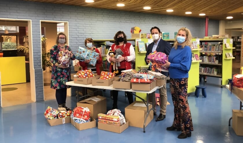 <p>Afgelopen dinsdag werden alle cadeau-pakketten aan Voorschotense gezinnen uitgereikt. foto: VSK </p>
