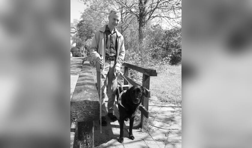 <p>Cees Smit en zijn blindengeleidehond Lenno&nbsp;</p>  
