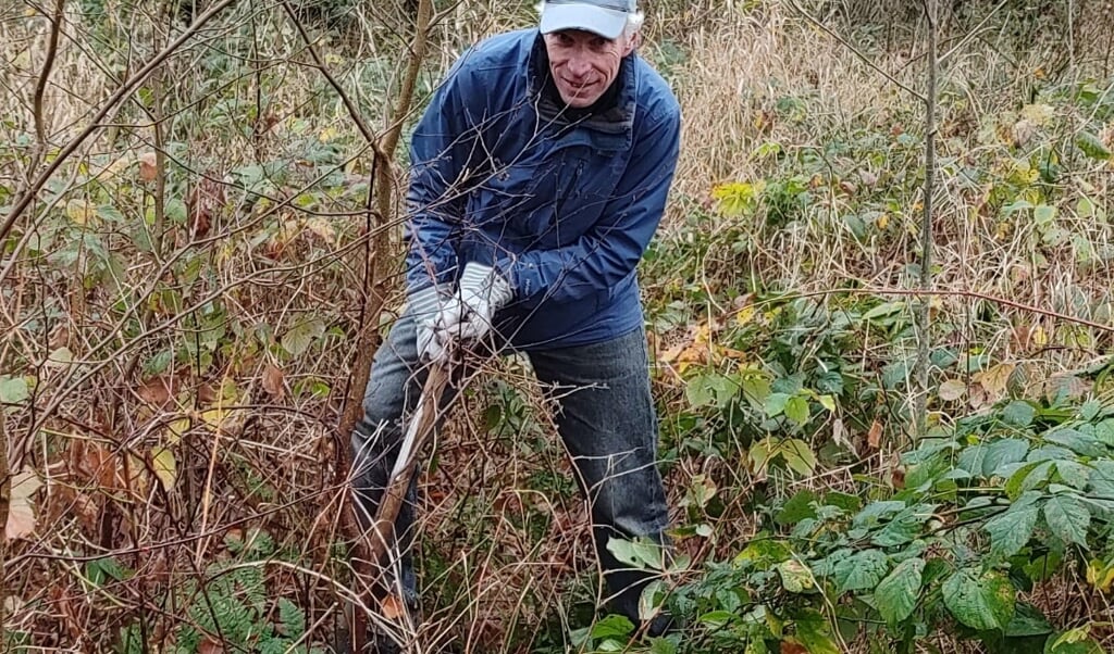 GroenLinks raadslid Joop Bos stak de handen uit de mouwen. Foto: PR
