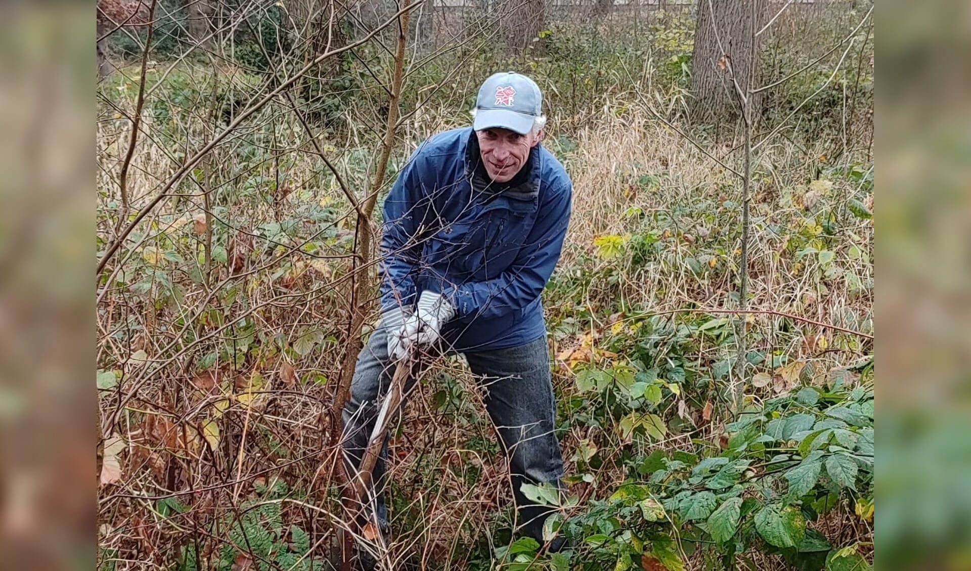 GroenLinks raadslid Joop Bos stak de handen uit de mouwen. Foto: PR