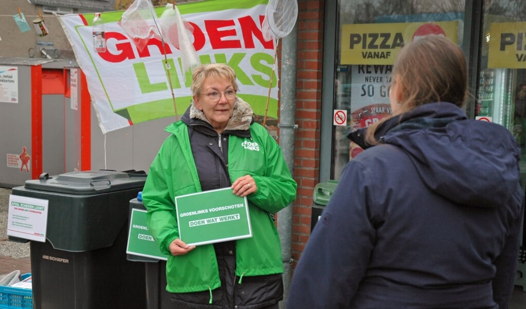 Conny van der Krogt van GroenLinks gaat in gesprek met inwoners over afval scheiden. Foto: GroenLinks