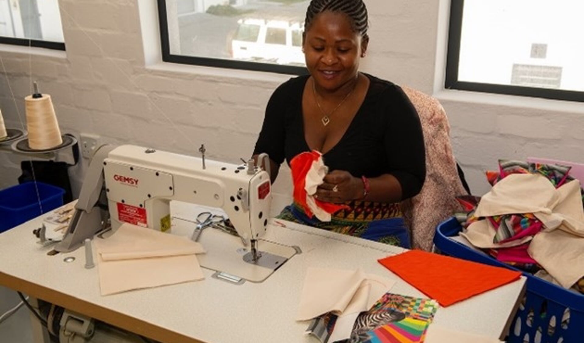 De tassen worden geïmporteerd door Siyabonga en de designs zijn ontworpen door Deziree Smith, een kunstenaar uit Fischhoek.