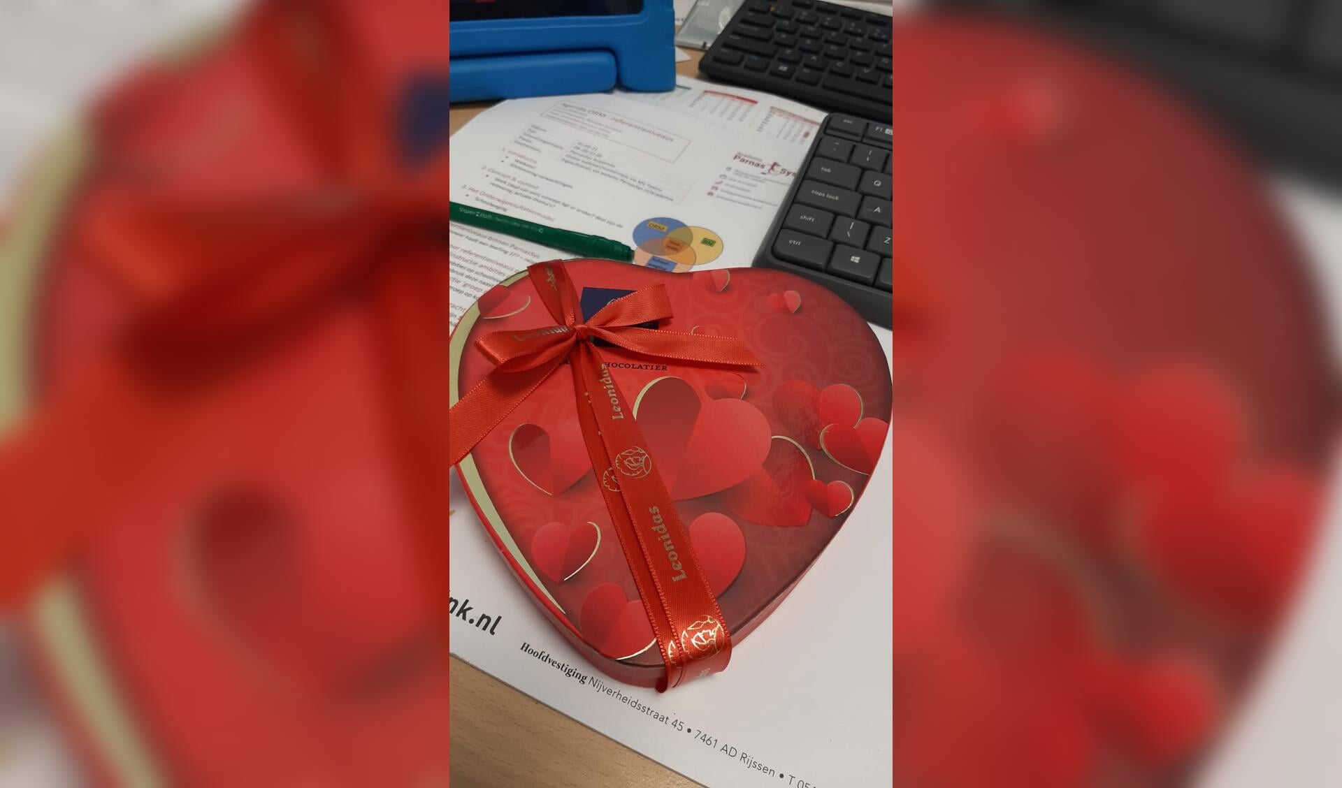 Alle leerkrachten van de Fortgens kregen van de directie 'een hart onder de riem' in de vorm van een heerlijk doosje chocolade. 