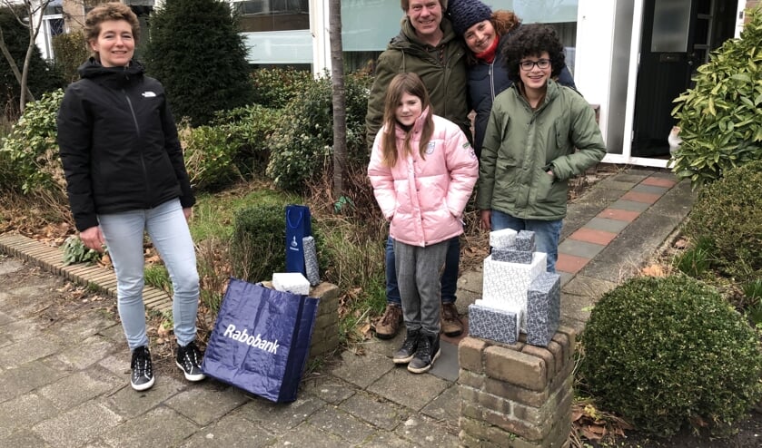 <p>Esther Remmerswaal van de Rabobank heeft hier zojuist hun ‘verrassingsprijs’ overhandigd aan de winnende familie Van Hoore. Foto: Rendierenloop</p>